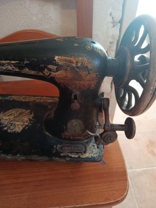 Cabeza de máquina de coser antigua