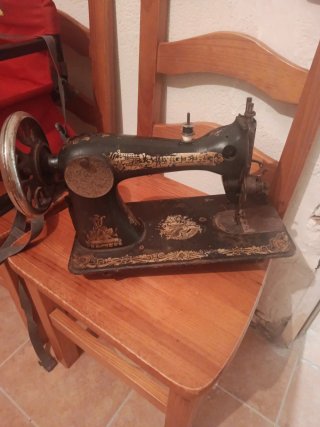 Cabeza de máquina de coser antigua