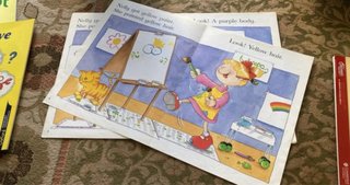 Libro A3 en inglés para niños Nelly paints a monst