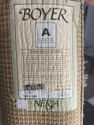 Alfombra gris y blanca de tela