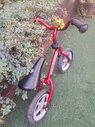Bicicleta de equilibrio roja para niños