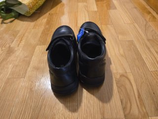 Zapatos negros de piel con velcro