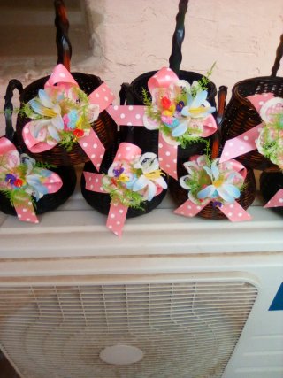 Cestas mimbre decoradas flores y lazo rosa