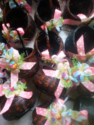 Cestas mimbre decoradas flores y lazo rosa