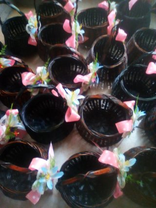 Cestas mimbre decoradas flores y lazo rosa