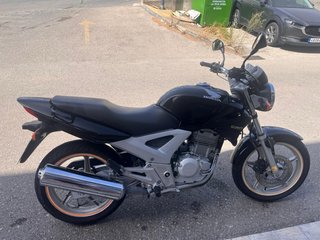 Honda CBF 250 Naked Negra