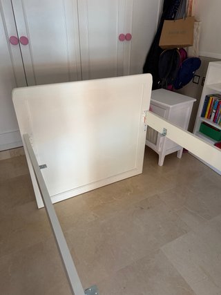 compacto blanco con cajones.  No incluye somieres