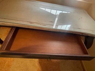 Escritorio madera clásico con tapa cristal