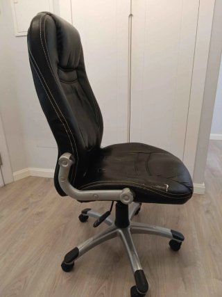 Sillón de oficina polipiel negro.
