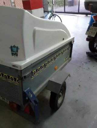 Remolque cerrado blanco con diseño