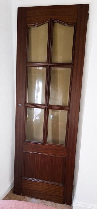 Puerta madera con cristales