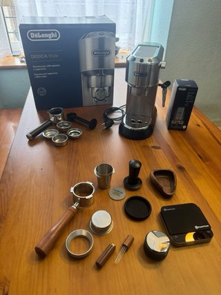 Cafetera DeLonghi Dedica Style + Accesorios