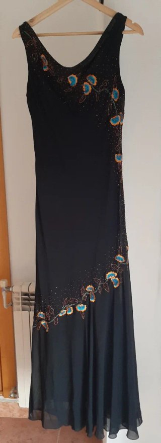 Vestido negro con flores bordadas