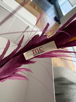 Tocado morado con plumas