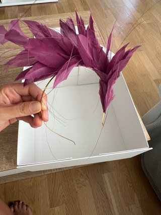 Tocado morado con plumas