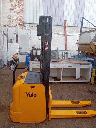 Apilador eléctrico YALE.