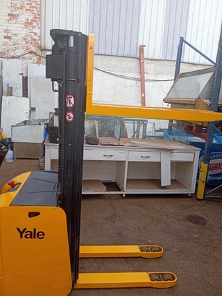 Apilador eléctrico YALE.