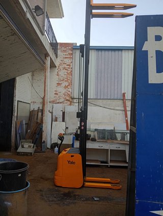 Apilador eléctrico YALE.