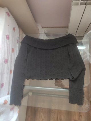 Blusa negra escotada manga larga
