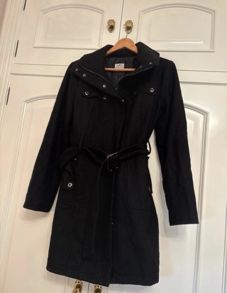 Chaquetón negro con cinturón
