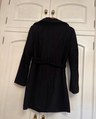 Chaquetón negro con cinturón