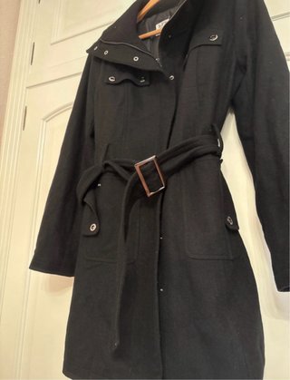 Chaquetón negro con cinturón