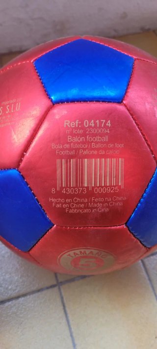Balones de fútbol Kipsta y Barcelona