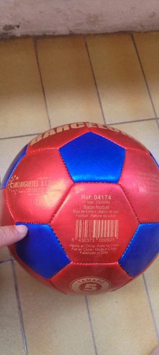Balones de fútbol Kipsta y Barcelona