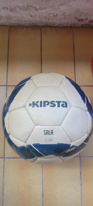 Balones de fútbol Kipsta y Barcelona