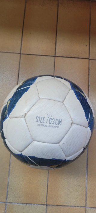 Balones de fútbol Kipsta y Barcelona