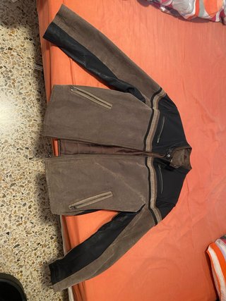 Chaqueta de cuero marrón y negra