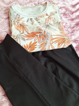 Conjunto señora top estampado y pantalón negro