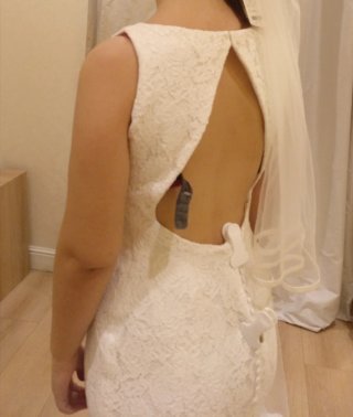 Vestido de novia blanco con etiqueta