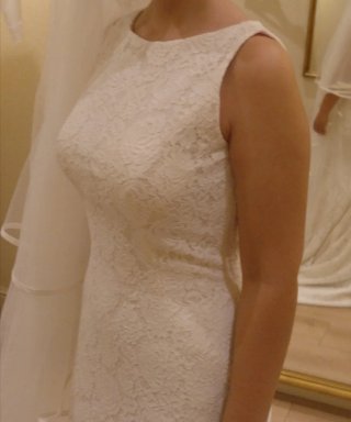 Vestido de novia blanco con etiqueta