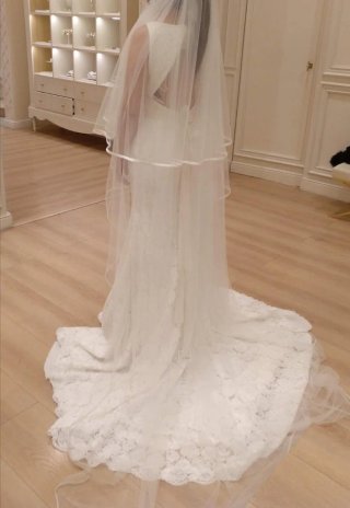 Vestido de novia blanco con etiqueta
