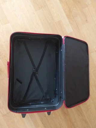 Maleta de viaje roja con ruedas