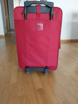 Maleta de viaje roja con ruedas
