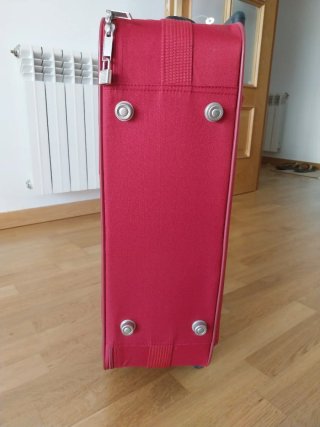 Maleta de viaje roja con ruedas