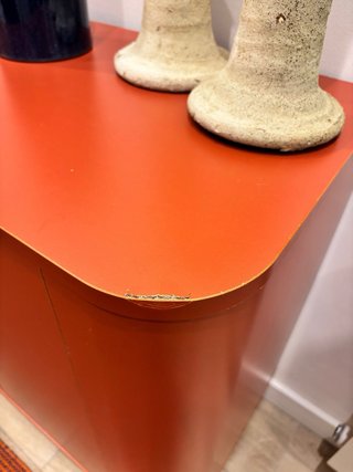 Mueble recibidor bajo naranja