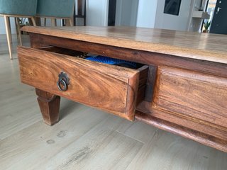Mesa baja de madera rústica con cajones