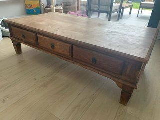 Mesa baja de madera rústica con cajones