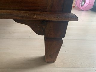 Mesa baja de madera rústica con cajones