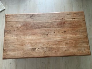 Mesa baja de madera rústica con cajones