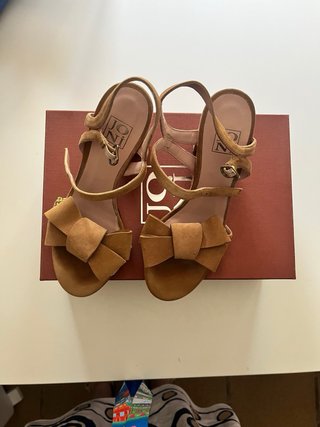 Sandalias JONi piel color camel con lazo