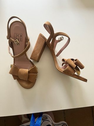 Sandalias JONi piel color camel con lazo