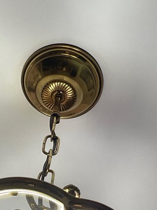 Lámpara de techo colgante dorada.