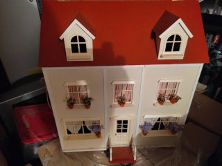 Casa de muñecas de madera con accesorios