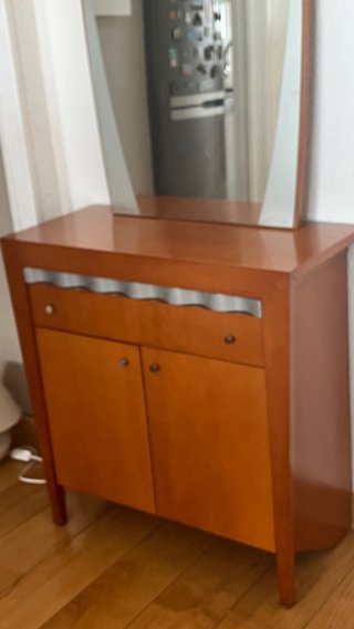 Mueble recibidor de madera con espejo