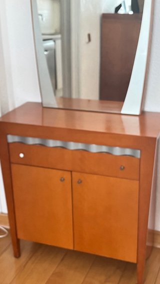 Mueble recibidor de madera con espejo