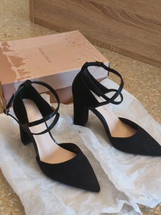 Zapatos negros de salón con tiras y tacón